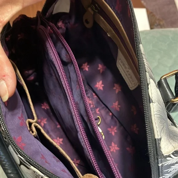 Anushka zip around satchel Cleopatra’s leopard - Picture 8 of 16